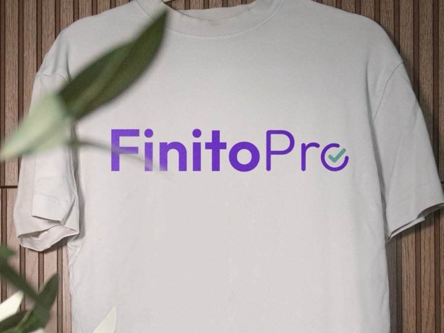 T-Shirt mit einfarbigem Siebdruck des Firmenlogos auf der Brust